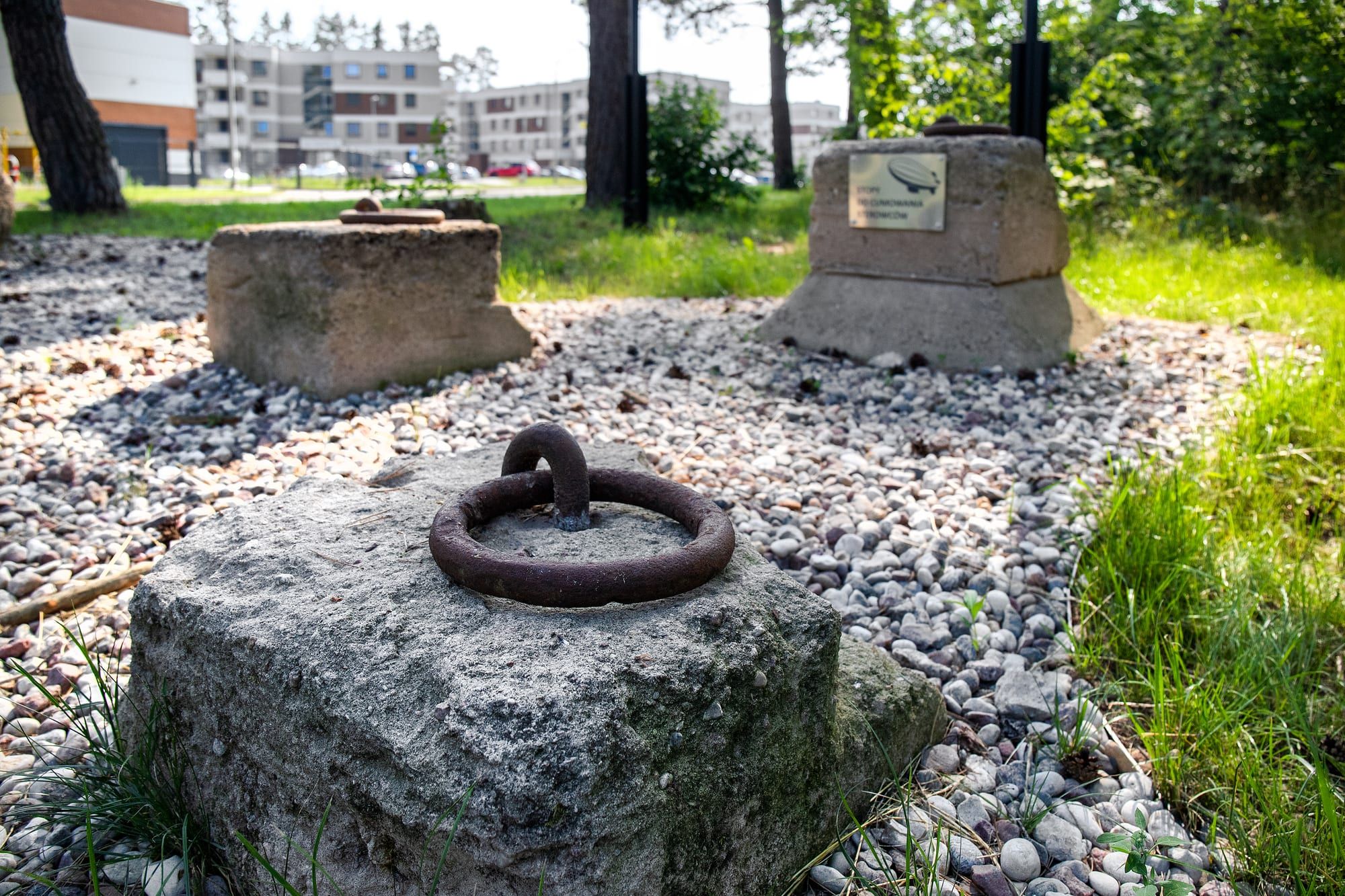 Zardzewiały pierścień cumowniczy dawnej bazy sterowców, zachowany na terenie osiedla