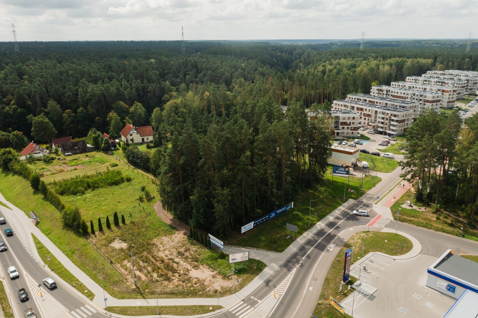 Osiedle Sterowców i okolica latem, droga wojewódzka i las