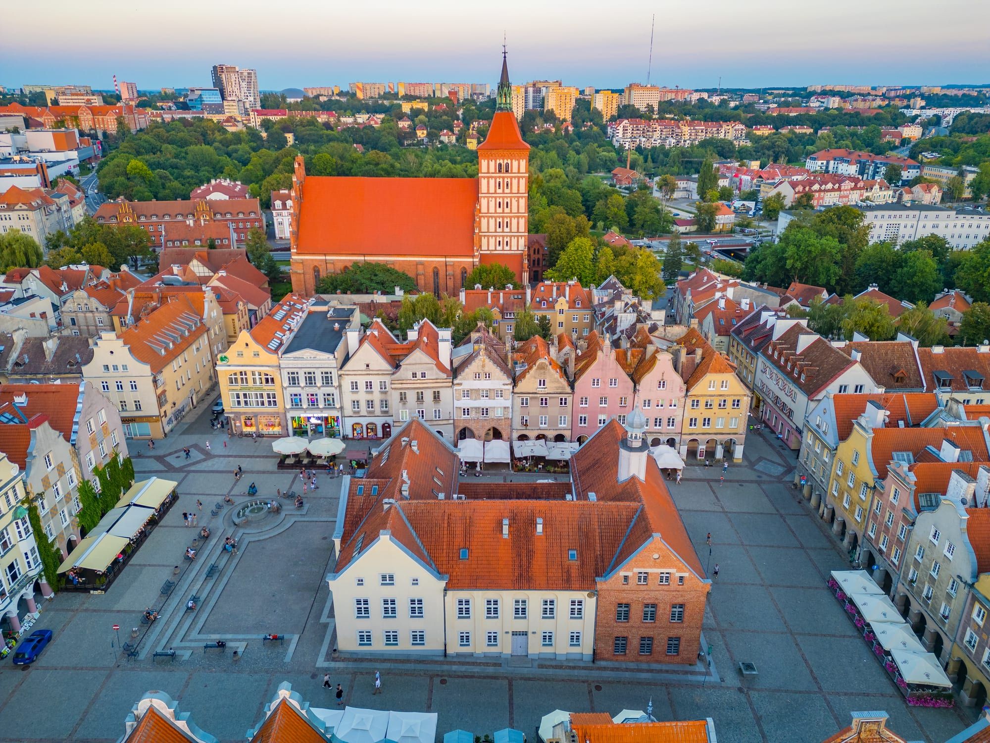 Starówka w Olsztynie z lotu ptaka, Stary Ratusz i konkatedra