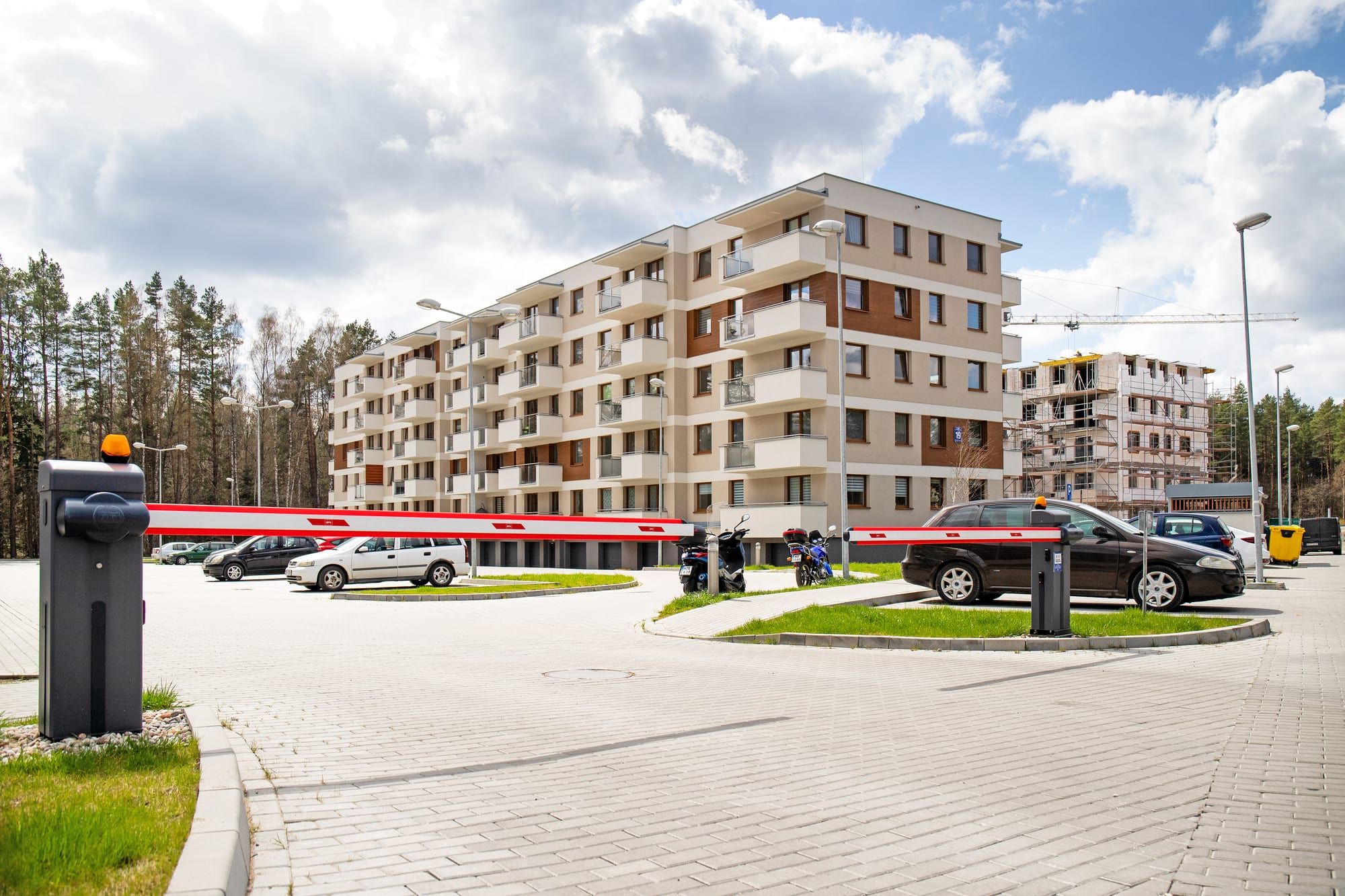 Parking i budynki Osiedla Sterowców wiosną