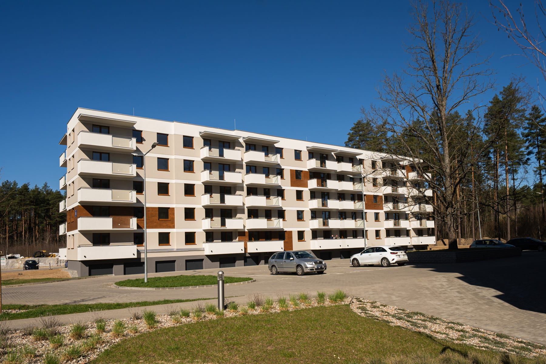 Gotowy budynek S17 na Osiedlu Sterowców w dniu odbioru, wiosna