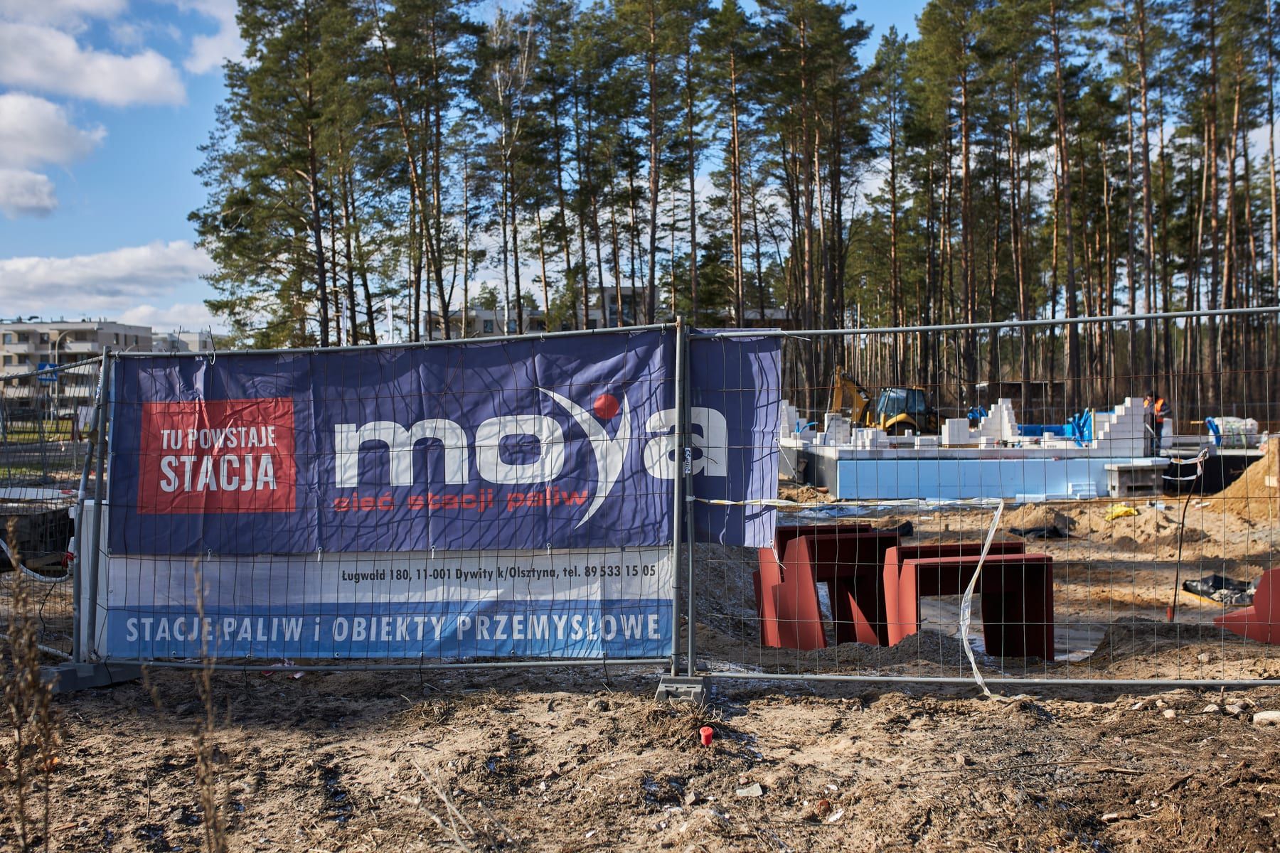 Plac budowy stacji paliw Moya na terenie Osiedla Sterowców, baner z zapowiedzią stacji