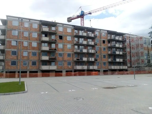 Budynek S9, 09.07.2020: Rozpoczęcie zewnętrznych prac wykończeniowych wschodniej elewacji budynku.