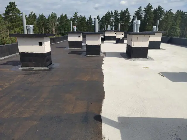 Budynek S10, 04.08.2020: Rozpoczęcie prac związanych z izolacją przeciwwilgociową stropodachu.