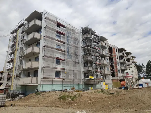 Budynek S10, 04.08.2020: Zewnętrzne prace wykończeniowe elewacji wschodniej i południowej budynku.