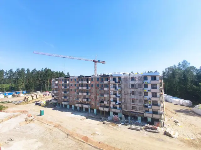 Budynek S10, 11.08.2020: Docieplenie zachodniej elewacji budynku.