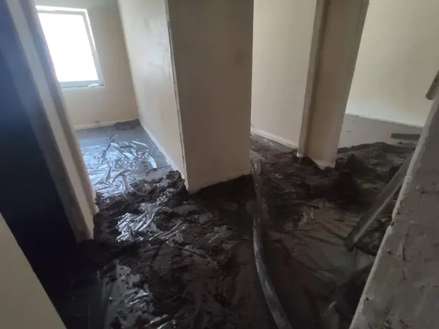 Budynek S10, 11.08.2020: Podkłady pod posadzki na parterze.