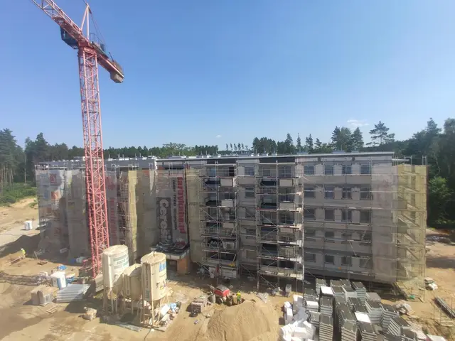 Budynek S9, 11.08.2020: Montaż rusztowania na zachodniej elewacji budynku.