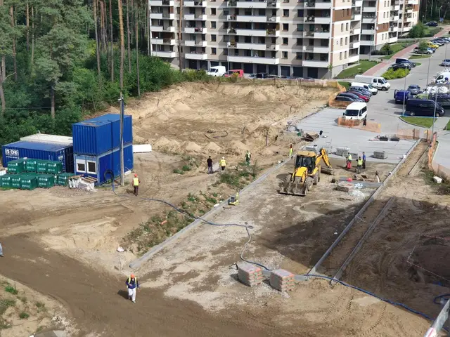 Budynek S9, 07.09.2020: Nawierzchnia z kostki brukowej na drodze dojazdowej do budynku.