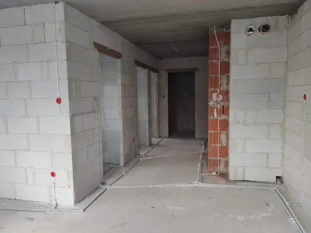 Budynek S10, 07.09.2020: Rozprowadzenie instalacji elektrycznych w lokalach mieszkalnych na czwartym piętrze.