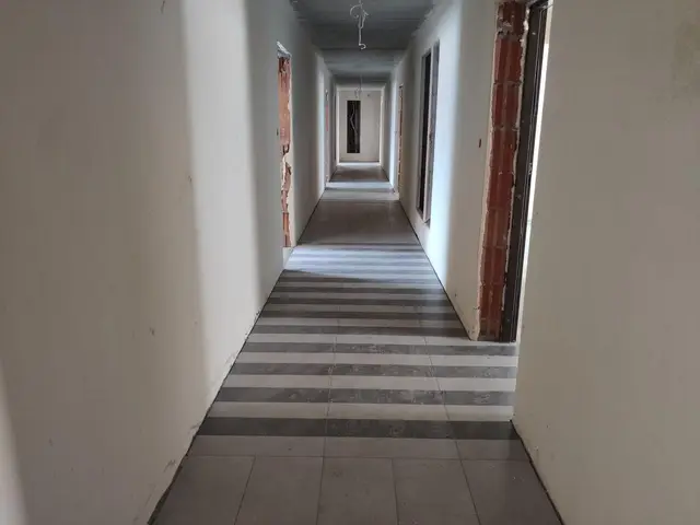 Budynek S10, 07.09.2020: Ułożenie płytek gresowych na parterze.