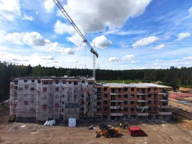 Budynek S11, 07.09.2020: Docieplenie wschodniej elewacji budynku - klatka II.