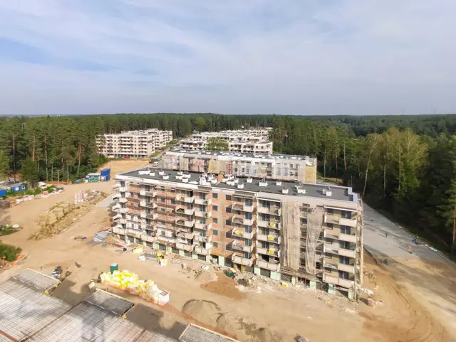 Budynek S10, 21.09.2020: Zewnętrzne prace wykończeniowe elewacji zachodniej budynku. Zakończenie montażu bram garażowych.