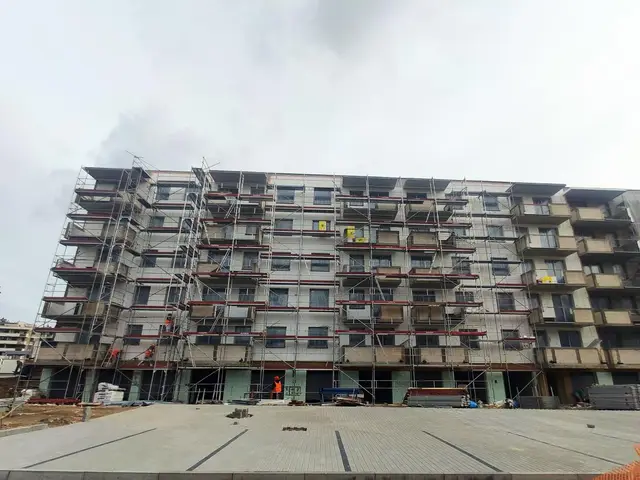 Budynek S10, 21.10.2020: Docieplenie zachodniej elewacji budynku.