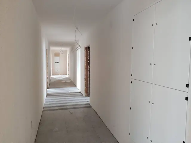 Budynek S10, 21.10.2020: Montaż drzwi rewizyjnych szachtów instalacyjnych na korytarzach. Ułożenie płytek gresowych.