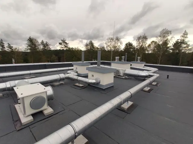 Budynek S9, 21.10.2020: Instalacja wentylacji mechanicznej na dachu budynku.