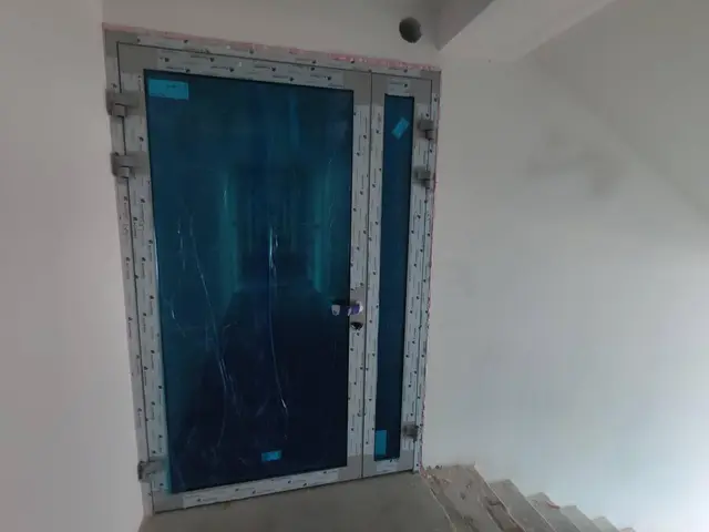 Budynek S9, 21.10.2020: Zakończenie montażu przeciwpożarowej ślusarki aluminiowej na klatce schodowej.