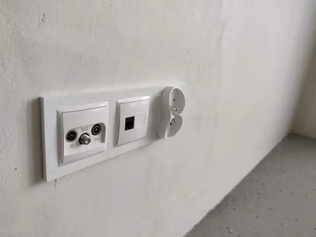 Budynek S9, 21.10.2020: Montaż osprzętu elektrycznego w lokalach mieszkalnych na trzecim piętrze.