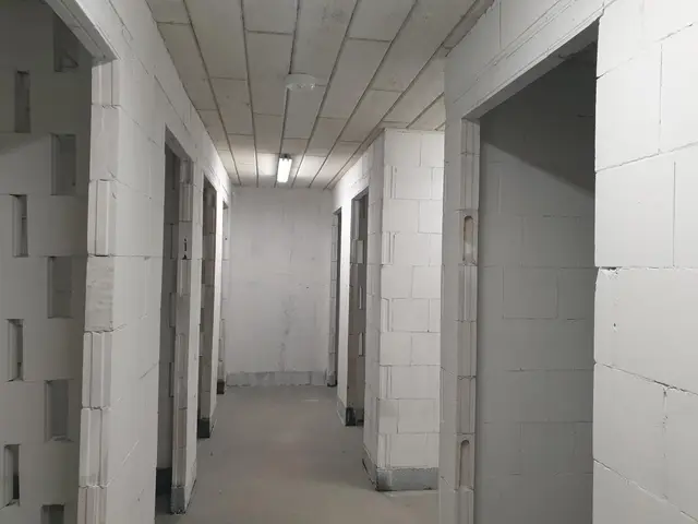 Budynek S9, 09.11.2020: Zakończenie murowania ścian wydzielających komórki lokatorskie.