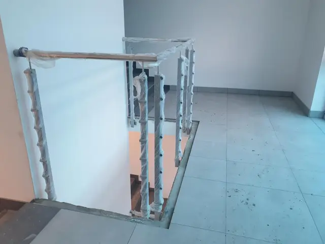 Budynek S9, 09.11.2020: Montaż balustrad na klatce schodowej.