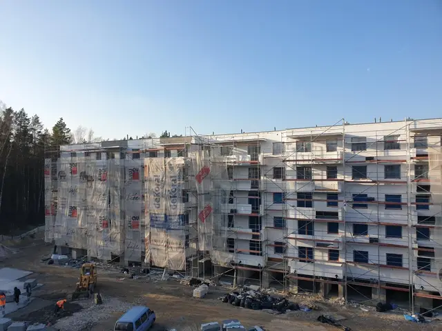 Budynek S11, 09.11.2020: Docieplenie wschodniej elewacji budynku.