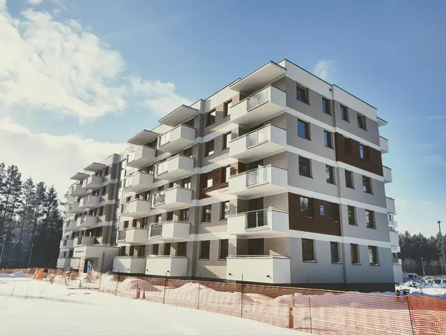 Budynek S10, 05.02.2021: Wypełnienie balustrad balkonowych panelami ze szkła bezpiecznego.
