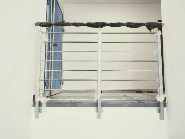 Budynek S10, 05.02.2021: Montaż balustrad na klatce schodowej.