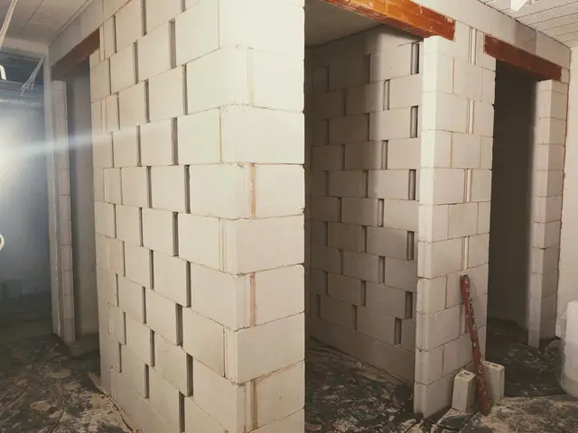Budynek S11, 05.02.2021: Murowanie ścianek wydzielających komórki lokatorskie.