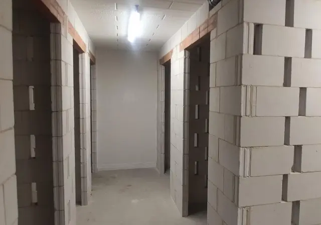 Budynek S11, 01.04.2021: Zakończenie murowania ścianek wydzielających komórki lokatorskie.