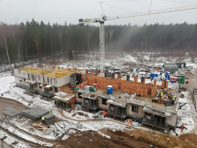 Budynek S12, 04.02.2022: Murowanie ścian konstrukcyjnych pierwszego piętra oraz prowadzenie prac w zakresie wykonania stropu nad pierwszym piętrem.