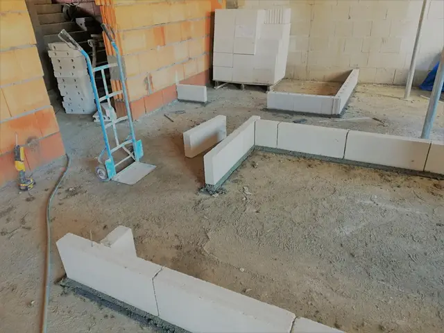 Budynek S12, 28.02.2022: Murowanie ścian działowych w lokalach mieszkalnych na parterze.