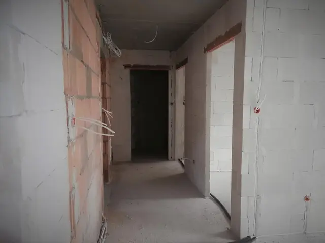 Budynek S12, 01.04.2022: Rozprowadzanie instalacji elektrycznych w lokalach mieszkalnych na parterze.