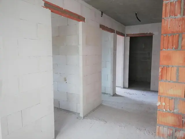 Budynek S12, 01.04.2022: Murowanie ścian działowych na pierwszym piętrze.