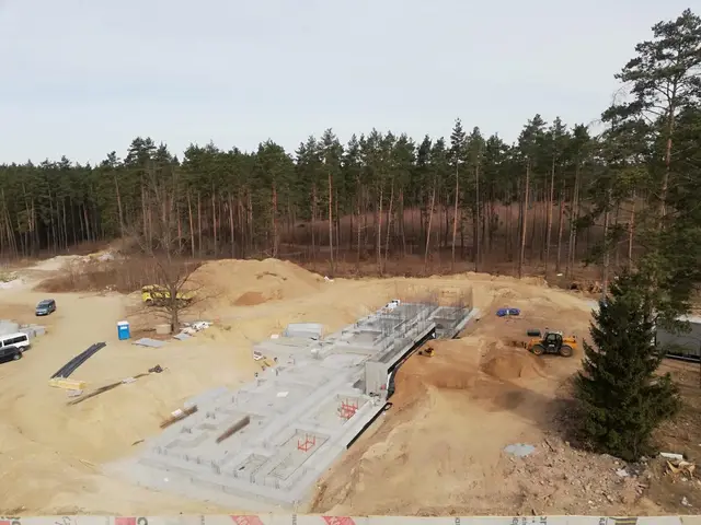 Budynek S18, 01.04.2022: Wykonanie ław i stóp fundamentowych budynku. Zbrojenie ścian kondygnacji podziemnej.