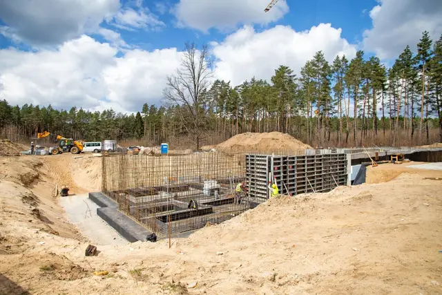 Budynek S18, 26.04.2022: Zbrojenie ścian konstrukcyjnych kondygnacji podziemnej budynku.