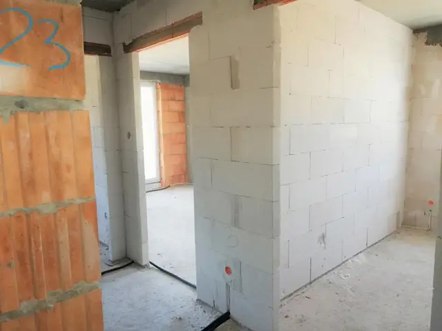 Budynek S12, 29.04.2022: Zakończenie murowania ścian działowych w lokalach mieszkalnych na drugim piętrze.