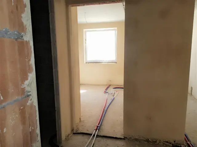 Budynek S12, 29.04.2022: Rozprowadzanie instalacji wod. - kan. w lokalach mieszkalnych na parterze.