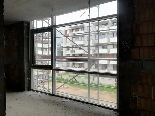Budynek S12, 02.06.2022: Montaż fasady aluminiowej na klatce schodowej.