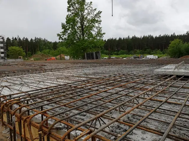 Budynek S18, 02.06.2022: Zbrojenie płyty stropowej nad kondygnacją podziemną budynku.