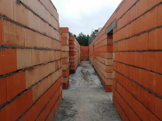 Budynek S18, 30.06.2022: Murowanie ścian konstrukcyjnych parteru - prawa bryła budynku.