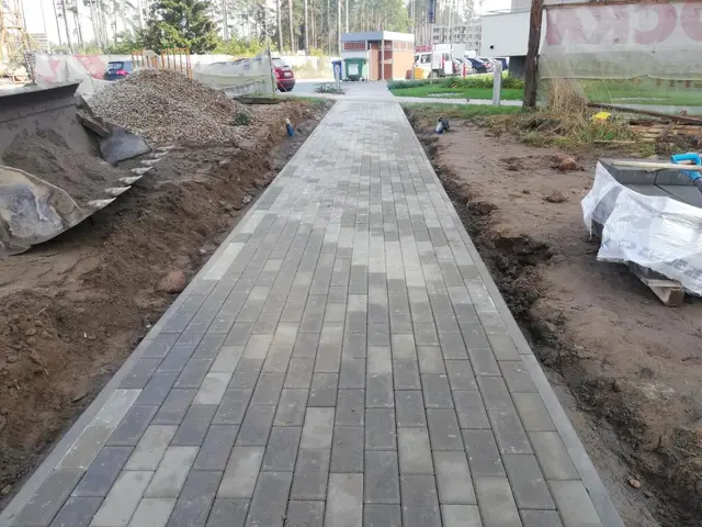Budynek S12, 30.09.2022: Wykonanie ciągów pieszych z kostki brukowej przed budynkiem.