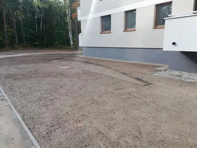 Budynek S12, 30.09.2022: Realizacja projektu zagospodarowania terenu zielenią - przygotowanie podłoża.