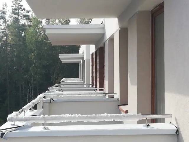 Budynek S12, 30.09.2022: Montaż pochwytów balustrad balkonowych.