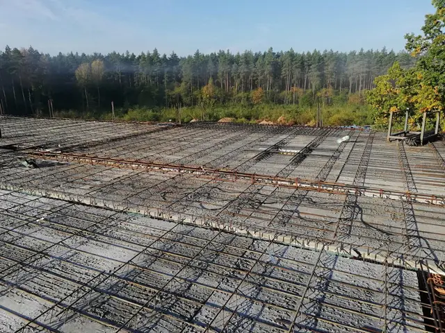 Budynek S18, 30.09.2022: Ułożenie prefabrykowanych płyt żelbetowych - strop nad 3 piętrem.