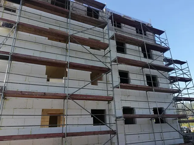 Budynek S18, 30.09.2022: Rozpoczęcie prac elewacyjnych - docieplenie budynku.