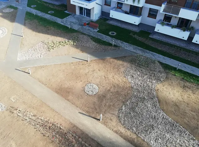 Budynek S12, 02.11.2022: Realizacja projektu zagospodarowania terenu zielenią.