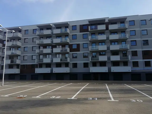 Budynek S12, 02.11.2022: Zakończenie montażu wypełnienia balustrad balkonowych.