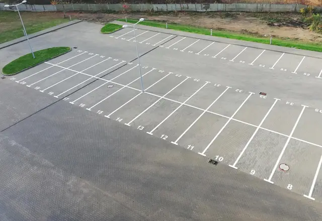 Budynek S12, 02.11.2022: Wykonanie poziomego oznakowania zewnętrznych miejsc parkingowych.
