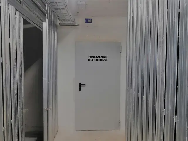 Budynek S12, 02.11.2022: Wykonanie oznakowania pomieszczeń technicznych w piwnicy.