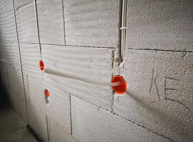 Budynek S18, 16.01.2023: Rozprowadzenie instalacji elektrycznych w lokalach mieszkalnych na pierwszym piętrze.